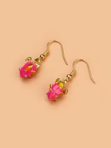 Dettaglio orecchini a goccia frutto del drago tropicale, grazioso bijoux rosa con gancio dorato.