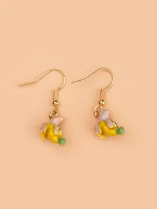 Orecchini pendenti a banana con smalto, stile placcato in oro chic per le donne.
