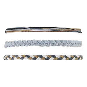 Primo piano di tre braccialetti intrecciati a mano in tonalità neutre e blu assortite.