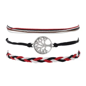 Gros plan détaillé de l'élégant ensemble de bracelets tressés faits main élégants.