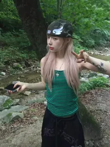 Vue détaillée de la casquette de baseball camouflage style coréen avec broderie d'ailes streetwear.