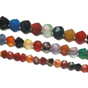 Gros plan de perles en pierre naturelle facettées, perles en vrac pour bijoux DIY.