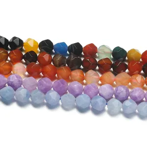 Detail de perles en pierres precieuses facettees en agate multicolore pour creation de bijoux DIY