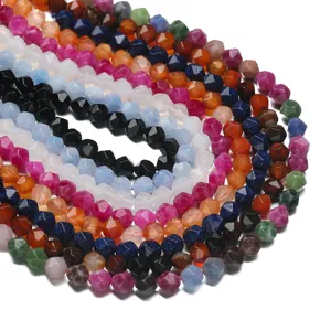 Gros plan de perles en pierres précieuses facettées multicolores pour la fabrication de bijoux.