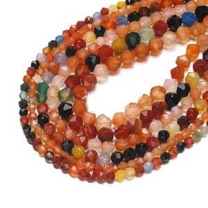 Gros plan sur un fil de perles en pierres précieuses à facettes multicolores, DIY.