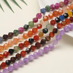 Détail de perles en pierres précieuses à facettes colorées, perles DIY pour fabrication de bijoux.