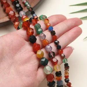 Gros plan détaillé de perles en pierres précieuses à facettes colorées pour la bijouterie.