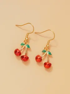 Orecchini pendenti con ciliegie rosse placcate in oro e dettagli di foglie verdi, gioielli.