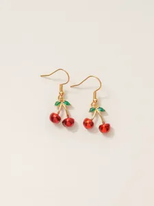 Orecchini pendenti a ciliegia carini con frutti rossi e foglie verdi per look quotidiano.