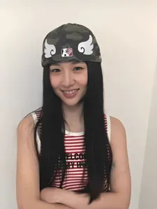 Vue détaillée de la casquette de baseball camouflage avec des ailes d'ange blanches et un style urbain.