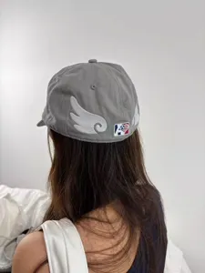 Casquette de baseball grise avec ailes d'ange brodees et patch pour style streetwear