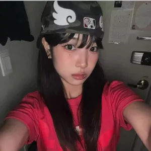Casquette de baseball camouflage style coréen avec ailes d'ange et design plat streetwear cool.
