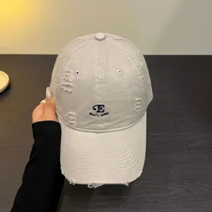 Vista detallada en primer plano de la elegante gorra de béisbol desgastada con bonito bordado.