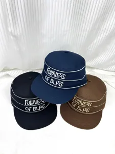Vista detallada que muestra las claras letras bordadas y rayas en las gorras casuales.