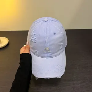 Gorra de béisbol azul claro desgastada con elegante bordado delantero para uso diario.