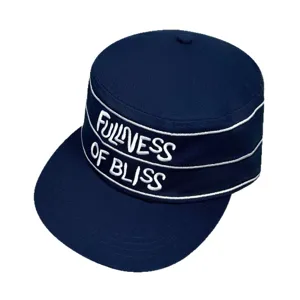 Gorra plana de color azul marino con letras bordadas blancas y rayas de estilo urbano.