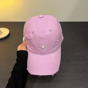 Gorra de béisbol morada para mujer con elegante bordado delantero y protección solar.