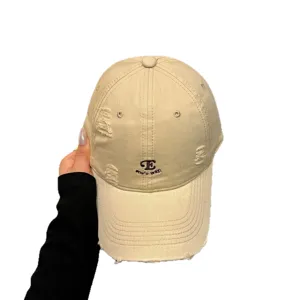 Gorra de béisbol beige desgastada con bordado elegante en el frente, protección solar clásica