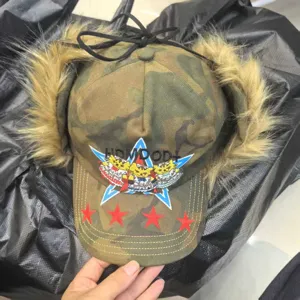 Bonnet trappeur camouflage style militaire avec broderie de chat et peluche douce.