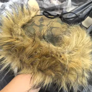 Vue détaillée du bonnet trappeur en fausse fourrure camouflage avec cache-oreilles vintage.