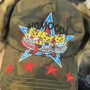 Bonnet trappeur camouflage en peluche avec broderie chat mignon et cache-oreilles.