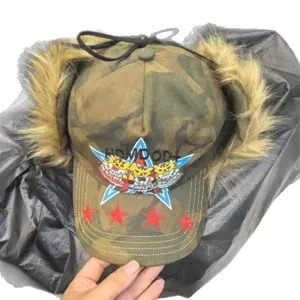 Chapeau de bombardier en peluche avec rabat d'oreille brode de chats de maid vintage camouflage