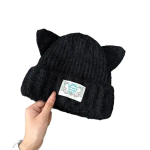 Bonnet chat en tricot noir avec étiquette brodée pour femme mode automne hiver et chaud.