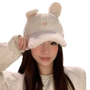 Casquette de baseball pelucheuse avec oreilles de lapin blanches et broderie coeur mignon.