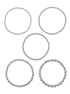 Set di bracciali elastici in perline di metallo argentato di varie misure per look.