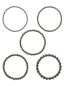 Bracciali elastici in perle rotonde metalliche vista dettagliata con varie dimensioni.
