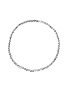 Bracciale elastico con perline di metallo argentato dettaglio primo piano stile minimalista.