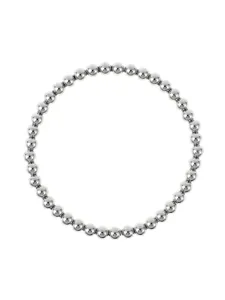 Bracciale elastico con perline in metallo argentato, design classico per uso quotidiano.