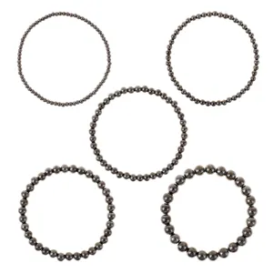 Set di bracciali con perle elastiche di varie misure, perle metalliche minimaliste per uso quotidiano.