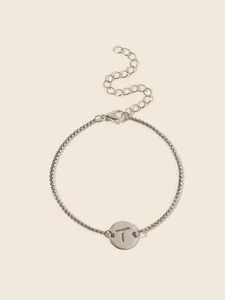 Nahaufnahme Detail des Edelstahl Kettenarmbands mit graviertem Buchstaben T Anhänger.