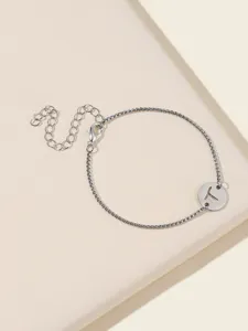 Detailaufnahme eines silbernen Edelstahl-Kettenarmbands mit Buchstaben-Anhänger.