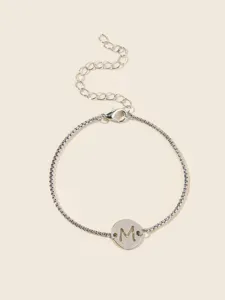 Klassisches Edelstahl-Armband mit Buchstabe M Anhänger für Damen und filigraner Kette.