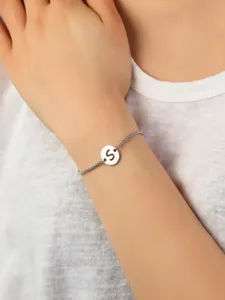 Detailansicht des eleganten Edelstahl Buchstaben S Anhänger Armbands für Damen Mode.