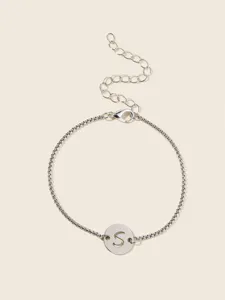 Klassisches Armband aus Edelstahl mit einem gravierten Buchstaben S Anhänger für Damen elegant