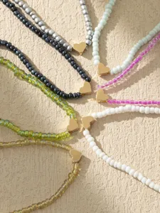 Cavigliera perle di vetro colorate stile bohémien con ciondolo cuore dorato, dettaglio gioiello