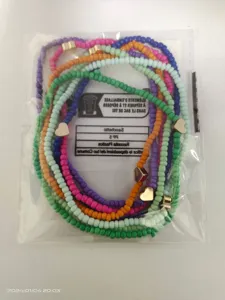 Cavigliere perle di vetro colorate con ciondoli cuore dorati vista dettaglio stile boho chic.