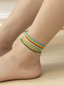 Vue détaillée de chevillère bohème en perles colorées, bijoux de plage extensibles pour femmes.