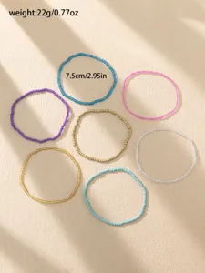 Vue détaillée d'un ensemble de bracelets extensibles en perles colorées pour tous les jours.