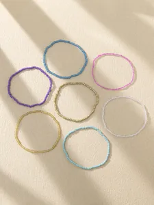 Ensemble de bracelets de cheville extensibles en perles colorées style boho détail.
