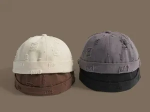 Stiloso berretto docker retrò unisex con dettagli sfrangiati e design casual unico.