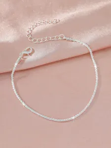 Elegante silberne funkelnde Fußkette für Damen, minimalistischer Strand Fußschmuck Accessoire.