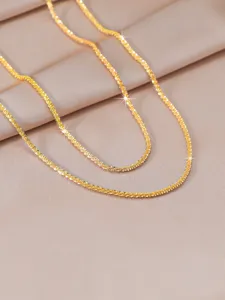 Sparkling gold chain necklace detail, elegant shimmering clavicle chain for women daily wear.