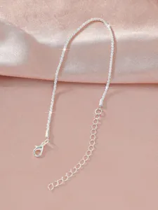 Nahaufnahme Detail einer glitzernden silbernen Kette mit Karabinerverschluss Kettchen.