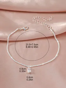 Silbernes Fußkettchen mit glänzender Kette und rechteckigem Kristall-Anhänger.