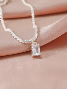Eingebettete elegante silberne Halskette mit funkelndem rechteckigem Kristallanhänger für Damen chic