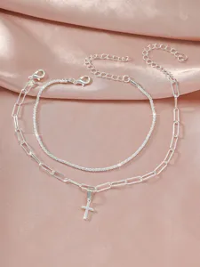 Silberne mehrlagige Kreuz Fußkette mit Glanzkette und Paperclip-Design für Damen.